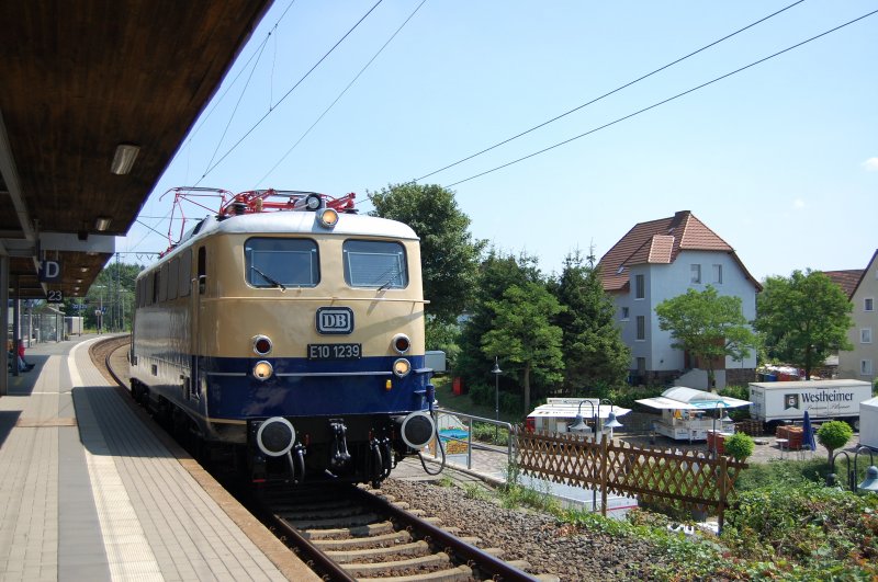 E 10 1239 konnte man schon ab dem 3.07.09 beim Viaduktfest bestaunen. Hier verweilt sie auf Gl. 23 im Altenbekener Bahnhof.