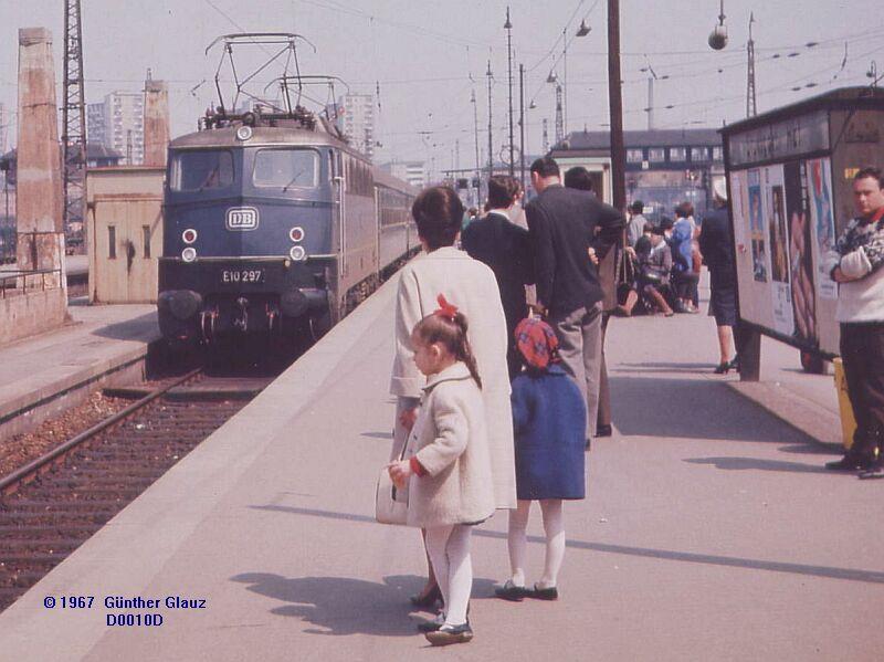 E 10 297 f�hrt 1967 mit D-Zug in Stuttgart Hbf. ein.
