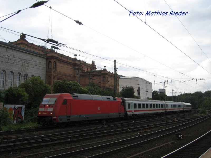 E 101 049-5 ? vor dem IC von Altona nach Hamburg bei der Bahnhofs Einfahrt, am 08.08.08 