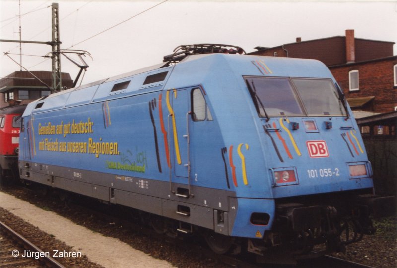 E 101 055-2 mit Werbung  Fleisch  der CMA-Deutschland in Itzehoe. Etwa Sept. 2000 oder Anfang 2001.
