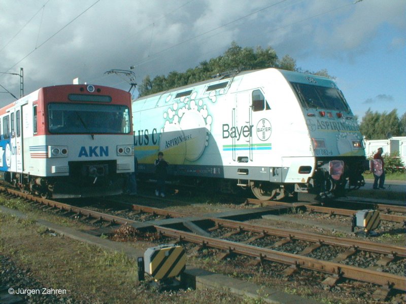 E 101 082-6 und VT der AKN eintrchtig nebeneinander im Bw Hamburg-Eidelstedt beim Tag der offenen Tr im Sept. 2001.