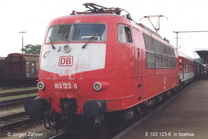 E 103 123-6 in Itzehoe setzt sich vor den IC aus Westerland, der von zwei 218 gebracht wurde. Die Front macht allerdings einen sehr ungepflegten Eindruck.(Sept. 2000)