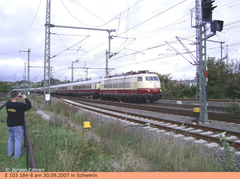 E 103 184-8 durchfhrt, von Rgen kommend, mit ihrem Sonderzug Schwerin.