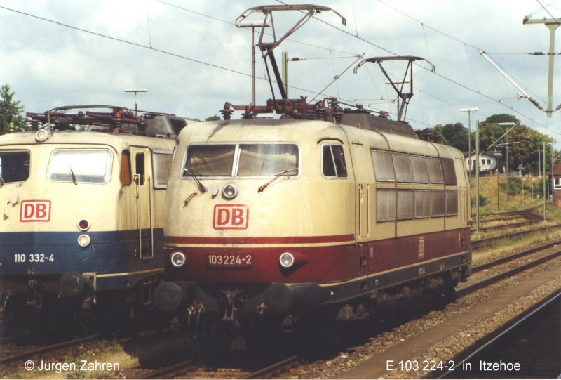 E 103 224-2 beim umsetzen in Itzehoe mit beiden Panthos am Fahrdraht (Juli 2000)