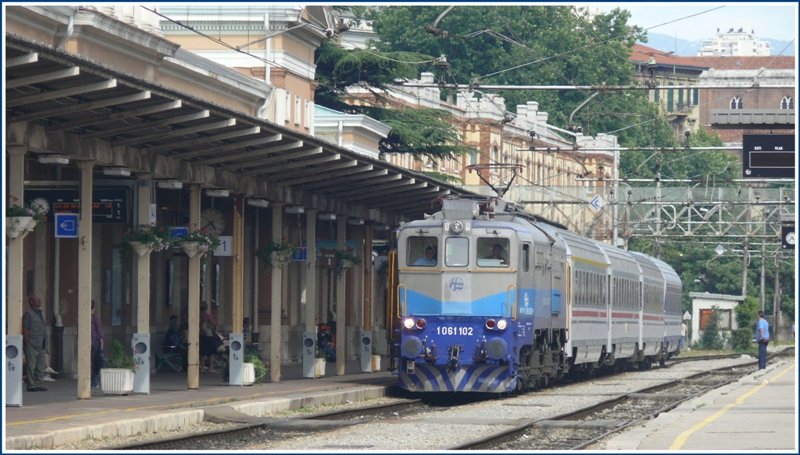 E 1061.102 trifft mit Schnellzug aus Zagreb in Rijeka ein. (08.06.2009)