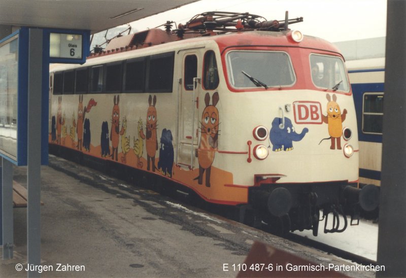E 110 487-6  Die Sendung mit der Maus  hat auf ihrer Tour durch die Republik Station in Garmisch-Partenkirchen gemacht. (Febr. 1996)