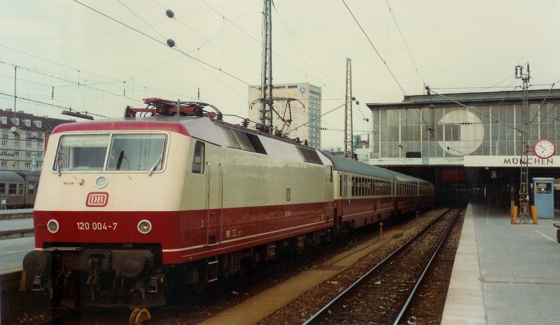 E 120 004-7 mit IC 562 Prinzregent Mnchen - Wrzburg - Frankfurt kurz vor der Abfahrt in Mnchen Hbf am 18. Mai 1984 