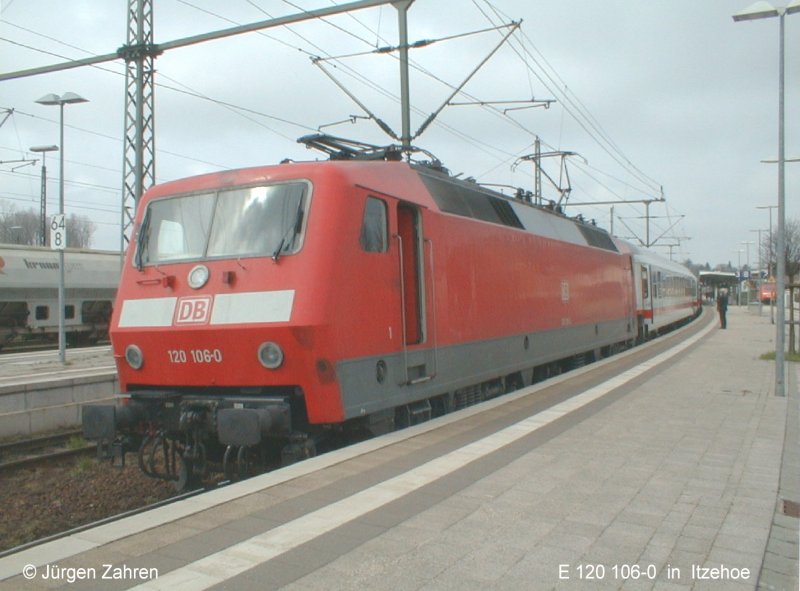 E 120 106-0 hat sich in Itzehoe vor den IC aus Westerland gesetzt (April 2004)