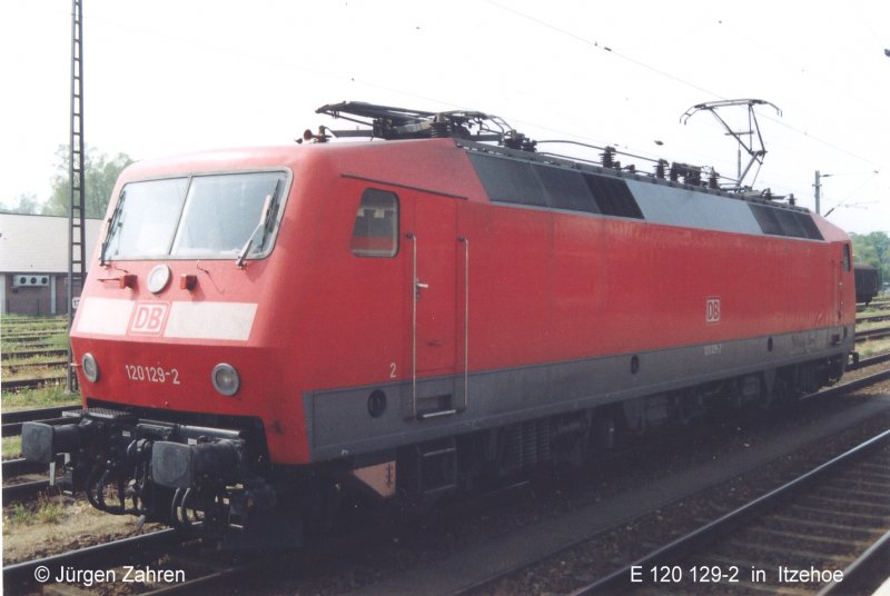 E 120 129-2 wartet in Itzehoe auf ihren IC aus Westerland zur Weiterfahrt nach Hamburg (Mai 2004)