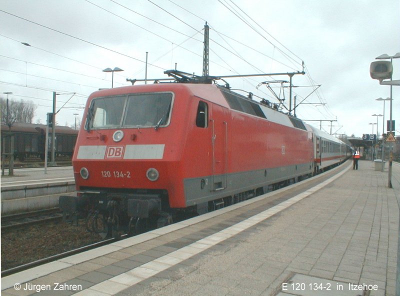 E 120 134-2 steht abfahrbereit mit ihrem IC am Gleis 3 in Itzehoe.(Febr. 2004)