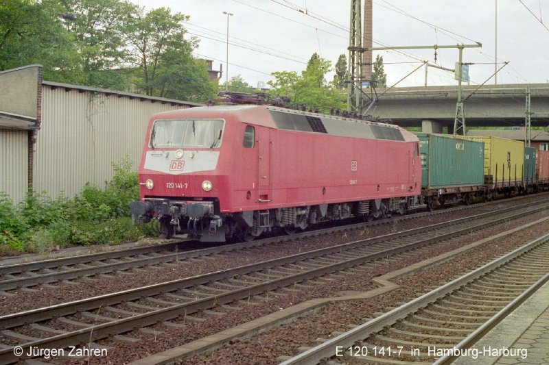 E 120 141-7 mit Gterzug-Leistung in Hamburg-Harburg auf dem Wege nach Gbf. Maschen.(Sept. 2004)