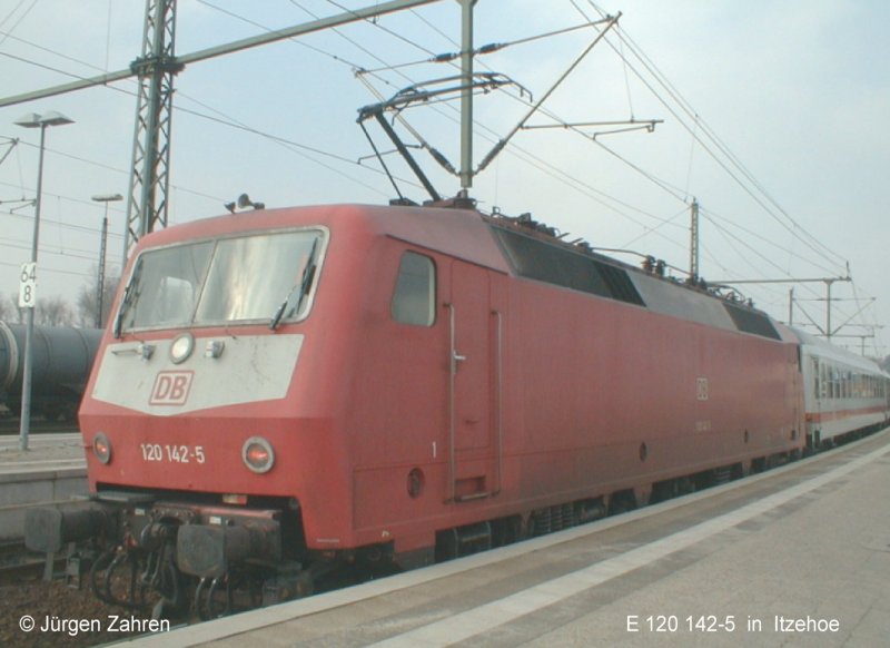 E 120 142-5 hat soeben ihren IC (geschoben) nach Itzehoe gebracht.Nach Vorspann von zwei 218 gehts weiter nach Westerland. (Mrz 2004)