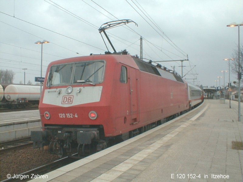 E 120 152-4 ist soeben mit ihrem IC (geschoben) in Itzehoe eingetroffen. Fr die Weiterfahrt nach Westerland werden zwei 218 vorgespannt. Die 120 fhrt LZ nach Hamburg zurck. (Mrz 2004)