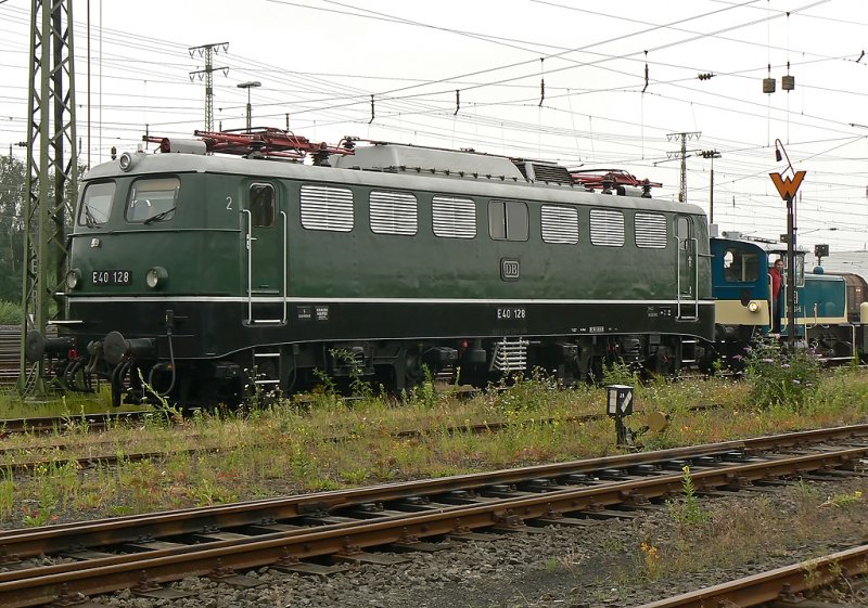 E 140 128 wird im DB Museum Koblenz m.H einer KF rangiert, fr diese Aufnahme traten mein Kollege und ich einen halben Schritt durch das Tor des Museums (hinterer Gelndeabschluss) , ein sehr bereifriger Mitarbeiter des Museums hat uns in sehr grober Manier zurck gewiesen , also Umgang mit Museumsbesuchern sollt anders von statten gehen.. der Ton macht die Musik ...