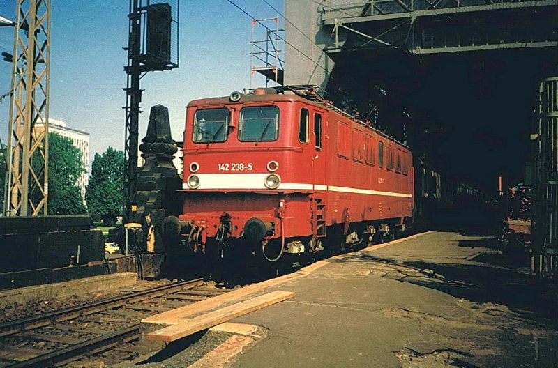 E 142 238-5 in Dresden Hbf am 19. Mai 1992 (Gescanntes Foto)