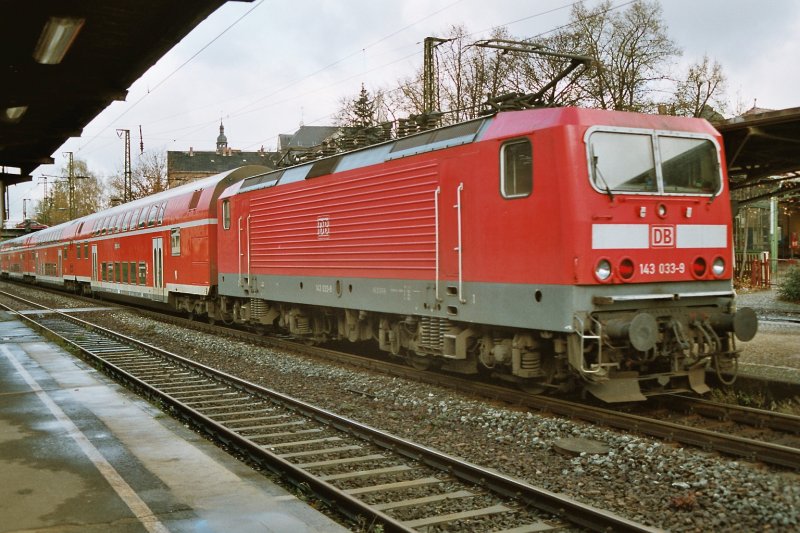 E 143 033-9 mit Doppelstockwagen ..Foto vom Nov.2004