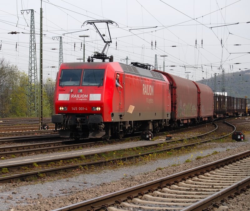 E 145 001-4 auf dem Rangierbahnhof Hagen-Vorhalle bei der bergabe der Frachtpapiere