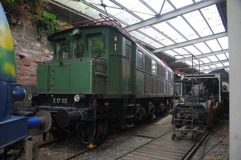 E 17 113, (Baujahr 1928), im Eisenbahnmuseum Neustadt/Weinstrasse. Auch sie hat ein wrdiges, geschtztes Zuhause gefunden. (Mai 2009).