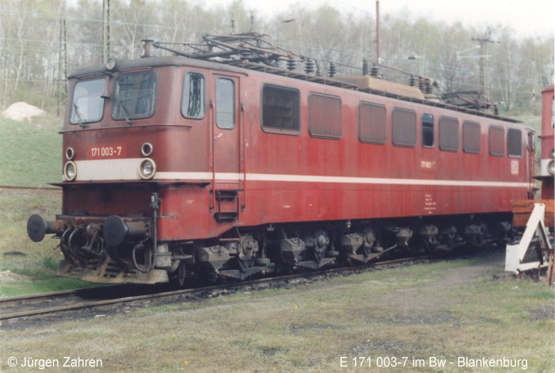 E 171 003-7 steht abgebgelt im Bw-Blankenburg/Harz (April 1999)