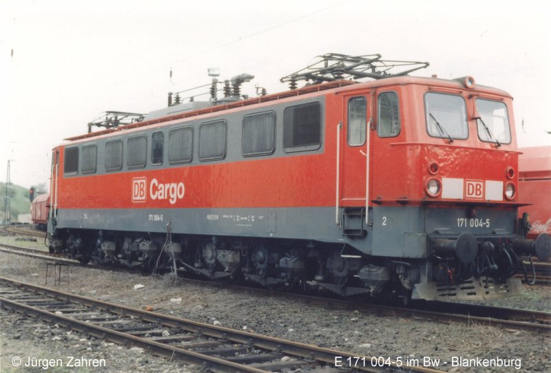 E 171 004-5 steht abgebgelt im Bw-Blankenburg/Harz (April 1999)