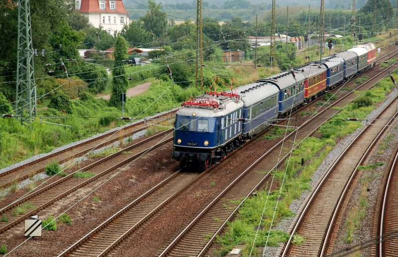 E 18 047 und 119 158 bringen am 04.07.09 einen Sonderzug(Sommerfest DB Museum) aus Berlin nach Halle(S). Fotografiert am Rbf. 