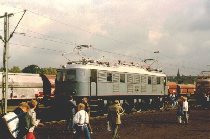 E 18 in klassischem Reichsbahn-Grau in Bochum-Dahlhausen 1985 (eingescannter Papierabzug) 