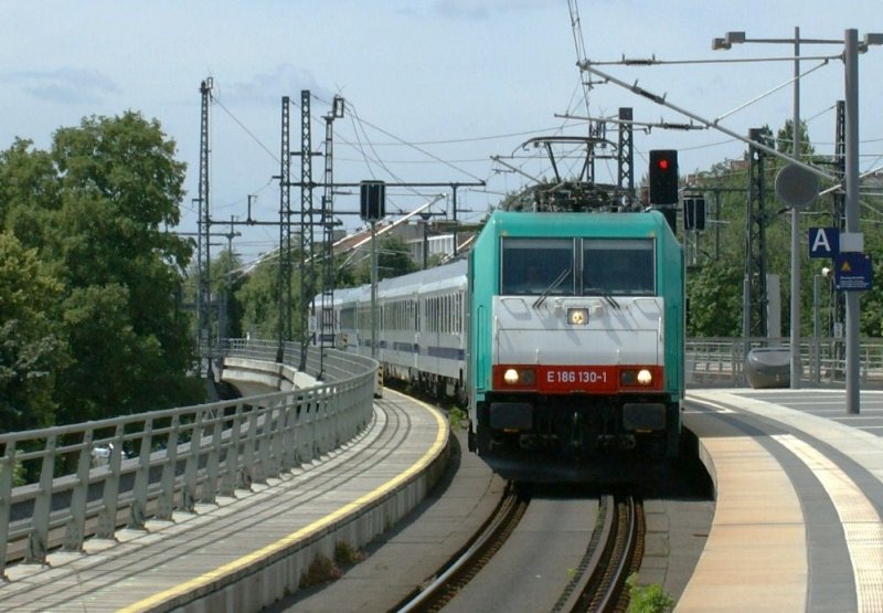 E 186 130-1 mit EC 45 (Berlin Warszawa-Epress) in Berlin Hbf am 16. Juni 2009