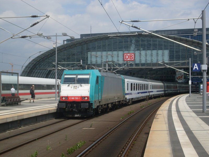 E 186 130-1 mit ihrem Zug in Berlin HBF