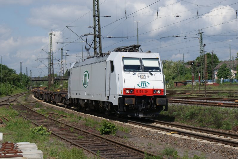 E 186 140 der ITL Eisenbahngesellschaft,mit einem leeren Containerzug bei der Einfahrt in den Seelzer Rbf.am 16.05.2009