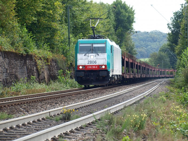 E 186 198-8 kommt mit einem leeren Autozug aus Belgien die Rampe vom Gemmenicher Tunnel richtung Aachen West runter.