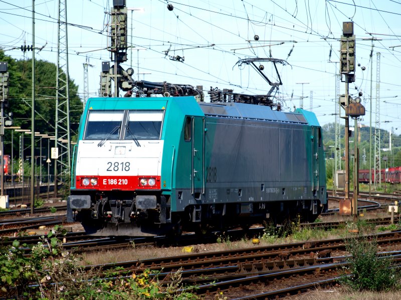 E 186 210 beim rangieren in Aachen West. Die Lok hat gerade einen beladenen Kesselzug aus Antwerpen abgestellt und zieht gleich einen leeren nach Belgien ber die Montzenlinie zurck.