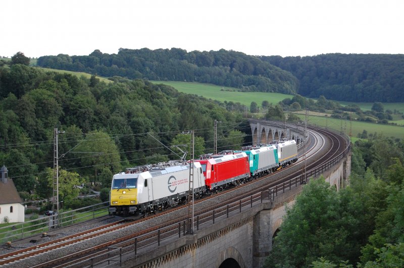 E 186 Euro Rail Cargo, E 185, E 186 SNCB und R 119 der Euro Net Cargo als Lz am 19.06.09 bei der berquerung des Bekeviaduktes