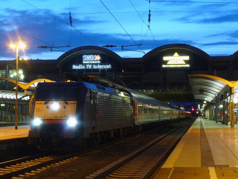 E 189 092 steht mit CNL 401/40401  Apus / Eridanus  aus Amsterdam Centraal nach Milano Centrale und Wien-Westbahnhof in Mainz Hbf. 06.06.09