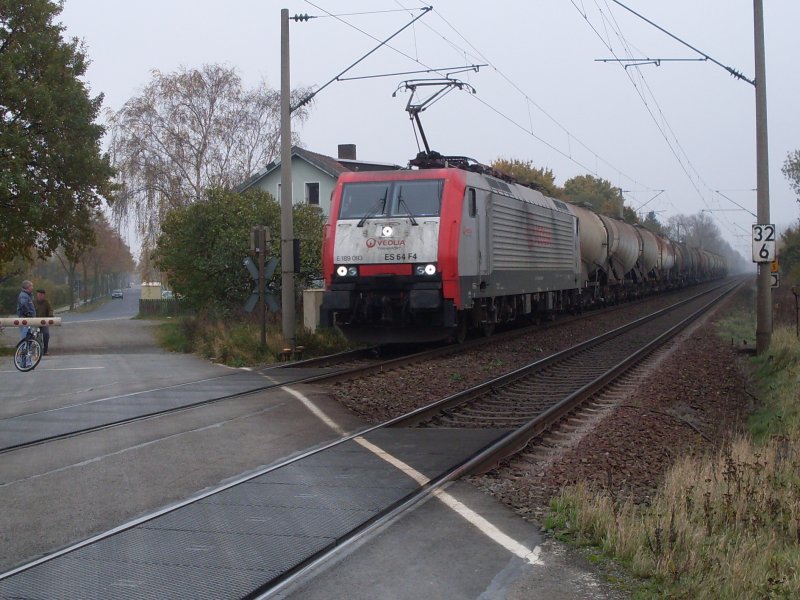 E 189 093 am 02.11.2008 H�he Peine. Zu dieser Jahreszeit
erwischt man selten saubere Loks.