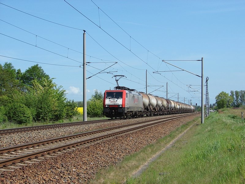 E 189 094 der Veolia Cargo (ex. DB 189 094) durchf�hrt mit einem Kesselwagenzug den Bahnhof Martensdorf. (10.05.09)