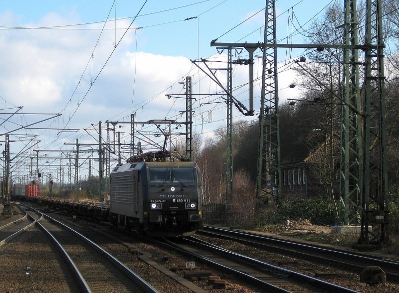 E 189 911 der CTL Logistics rollt am 1.04.09 mit einem (fast) leerem Containerzug aus Sden durch Hamburg-Harburg Richtung Hafen.