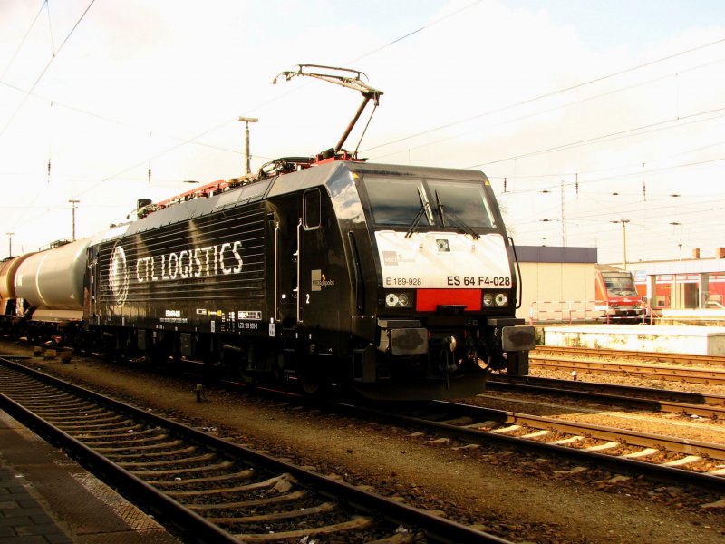 E 189-928 ES 64 F4-028 von CTL LOGISTICS steht mit einem Kesselwagenzug in Cottbus.24.03.08.