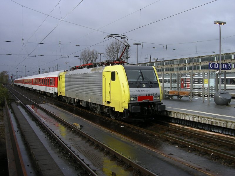 E 189 932 alias ES 64 F4-032 mit CNL 49914 aus Villach Hbf.
nach Dortmund Hbf. bei der Einfahrt im Bochumer Hbf. auf Gleis 6.
(16.03.2008)