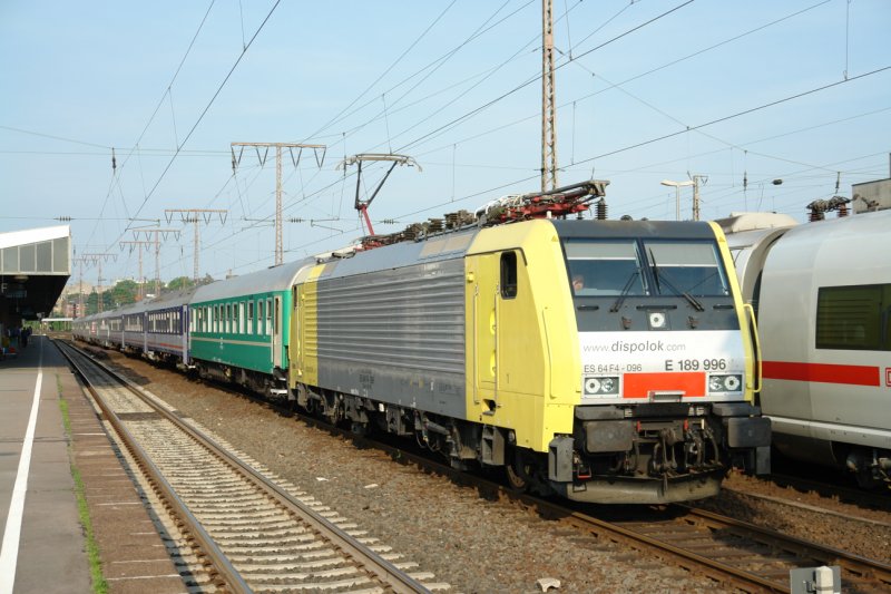 E 189 996 hat zur Fussball WM 2006 einen Fussballsonderzug aus Polen nach Gelsenkirchen gebracht.
Hier steht der Zug in Essen HBF um im Werk Essen Waldhausen auf die Rckfahrt nach Polen vorbereitet zu werden.