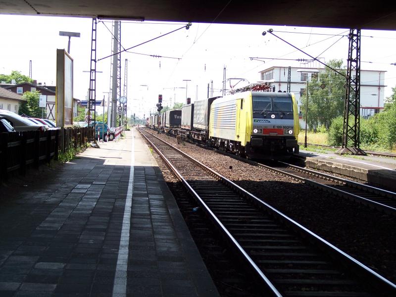 E 189 99fm oder ES 64 -000 durchfhrt den Bahnhof Weinheim(Bergstr)am21.6.2002