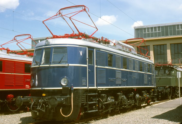 E 19 01 als rollfhige Museumslok im AW Mnchen - Freimann am 30.Mai 1978