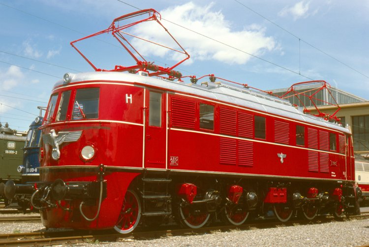 E 19 12 als rollfhige Museumslok am 30.5.1979 im AW Mnchen - Freimann. Am 26.12.1950 habe ich noch einen mit einer weinroten E 19 bespannten Interzonenzug in Augsburg gesehen. 