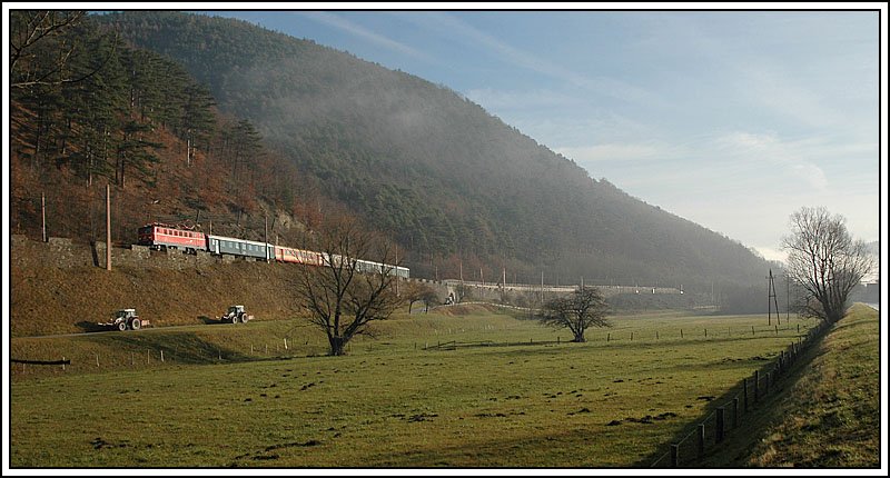 E 1955  Erlebniszug Zauberberge  (Wien-Mrzzuschlag) am 25.11.2006 zwischen Gloggnitz und Payerbach-Reichenau, bespannt mit 1141 024.