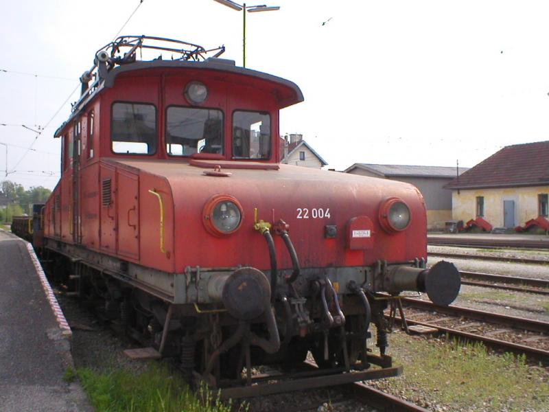 E 22 004 am Bhf. Eferding (2005-05-03)