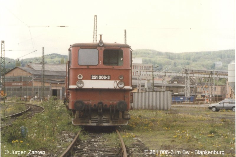 E 251 006-3 steht im Bw-Blankenburg/Harz als Ersatzteilspender (Mai 1997)