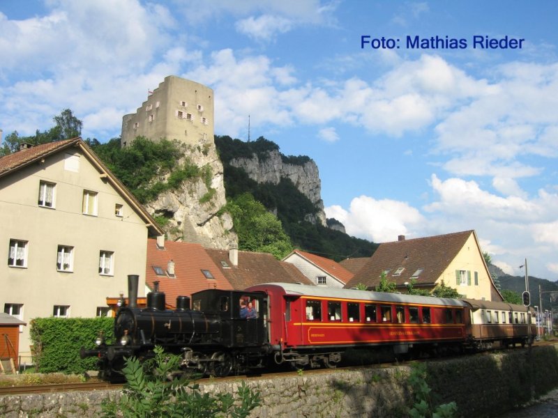 E 3/3 2 mit As 413, 412 zwischen Klus und Thalbrcke auf dem Weg nach Balsthal am 13.Juni.08
