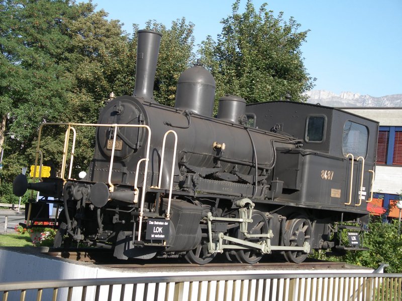 E 3/3 8487 SLM 1909 fristet ihr Dasein als Denkmallok vor dem Bahnhof Buchs SG. (12.09.2006)