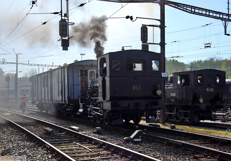 E 3/3 No. 853 der Jura Simplon Bahn JS und E 3/3 No. 8492 der SBB mssen auf den Linienverkehr warten und qualmen daher ein wenig unmotiviert den Bahnhof Koblenz zu. (Jubilum 150 Jahre Waldshut–Turgi, 23. August 2009)