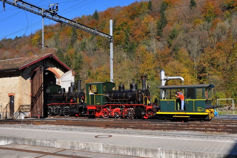 E 3/3 Nr. 2  Hansli  und Nr. 5  Schnaaggi-Schaaggi  werden nach dem Bad in der warmen Herbstsonne wieder von der Tm 2/2 9 Kronenberg ( Baujahr 1954 ) in den dunklen Lokschuppen zurck geschoben. Ein Glck, dass ich noch einige Bilder vorher machen konnte. 20.10.2008 