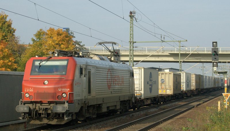 E 37 505 von Veolia fhrt mit ihrem Containerzug in Limburgerhof Richtung Kaiserslautern. 11.10.2008